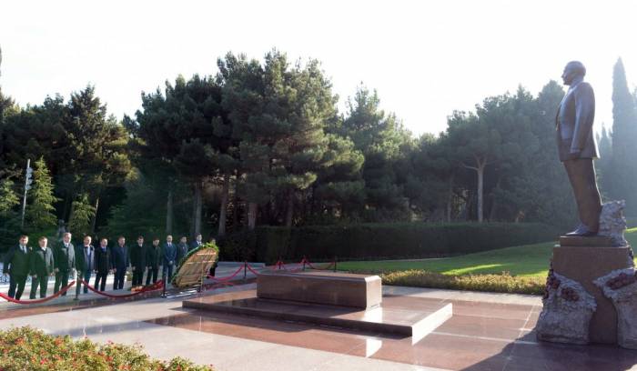 Украинская делегация посетила могилу общенационального лидера Гейдара Алиева