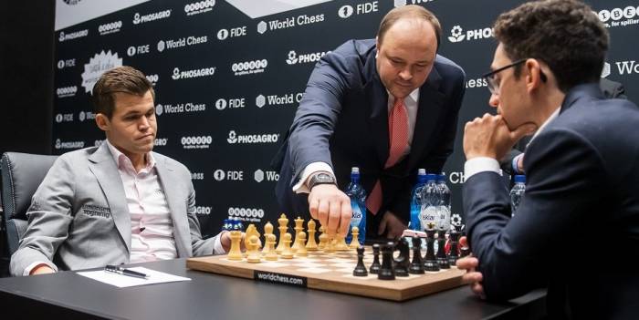 Карлсен и Каруана сыграли вничью во второй партии матча за шахматную корону
