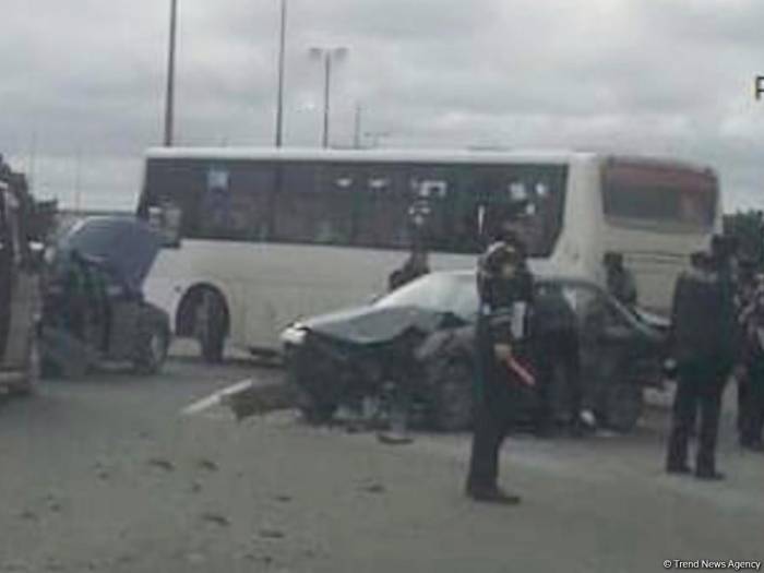 В Баку произошло ДТП с участием пассажирского автобуса
