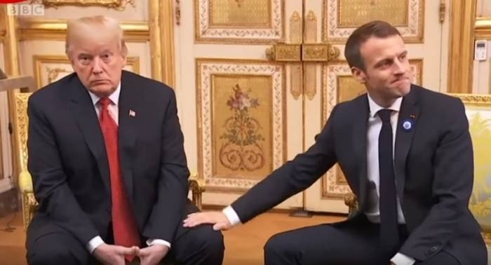 Макрон назвал Трампа «хорошим другом» и похлопал его по коленке
