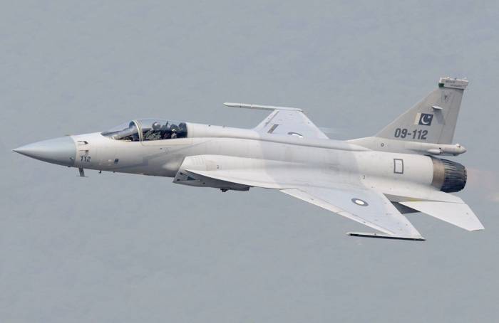 Азербайджан завершает переговоры с Пакистаном о покупке истребителей-бомбардировщиков JF-17
