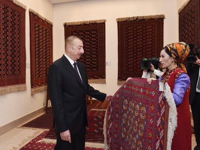 Ильхам Алиев ознакомился в Ашхабаде с Национальным музеем туркменского ковра - ОБНОВЛЕНО, ФОТО