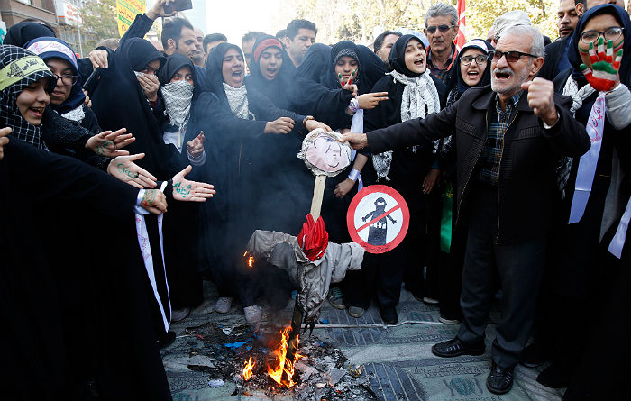 Накануне ввода новых американских санкций в Иране прошли массовые протесты
