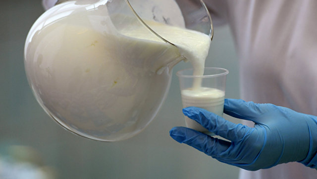 Медики заявили об опасности употребления молока при простуде
