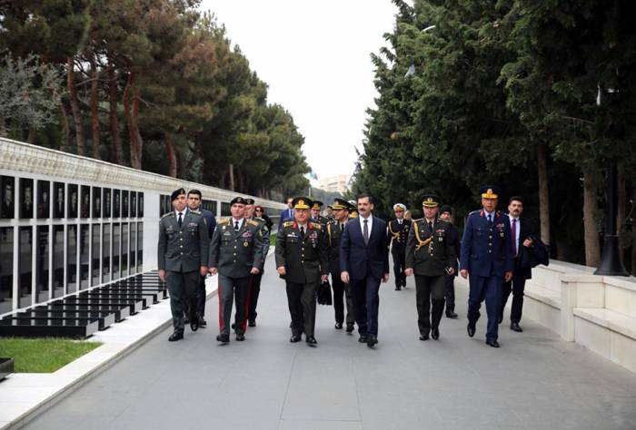 Главы генштабов посетили Аллею шехидов в Баку - ФОТО