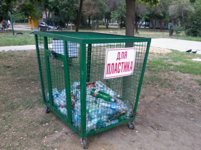 В Азербайджане обнародовано количество контейнеров для пластиковой посуды