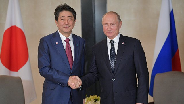 Японская оппозиция потребовала от Абэ раскрыть договоренности с Путиным
