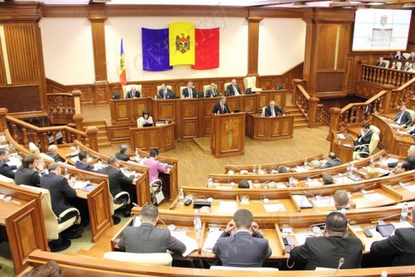 Парламент Молдавии не стал запрещать использование русского языка в своей работе
