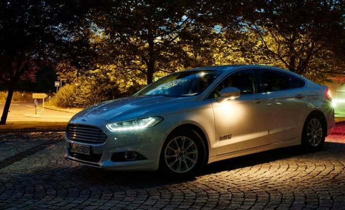 Фары автомобилей Ford смогут менять освещение с учётом знаков и разметки
