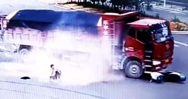 Китаец на мотороллере попал под два грузовика и чудом уцелел - ВИДЕО

