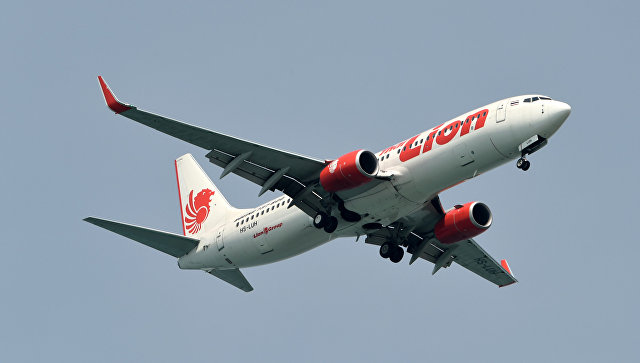 В Индонезии самолет Lion Air врезался крылом в столб
