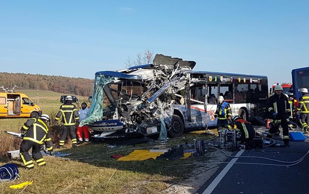 В Германии столкнулись два школьных автобуса: 19 пострадавших
