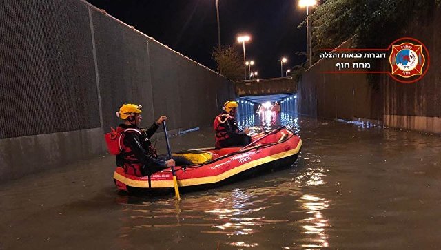 В Израиле спасли автомобилиста из затопленного тоннеля
