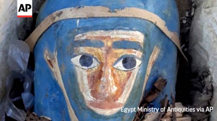 В Египте нашли нетронутые саркофаги с мумиями
