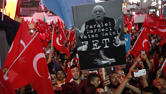 Высланного из США главу фонда Гюлена доставили в Турцию

