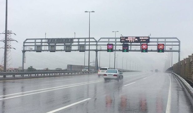 На автомагистралях Баку снижена максимальная скорость движения
