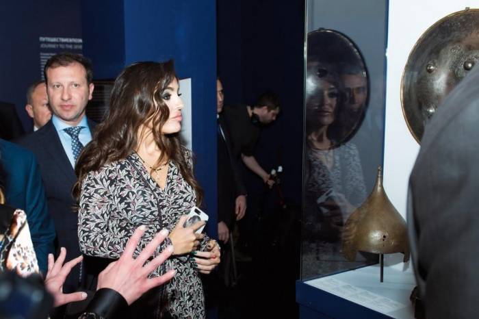 Лейла Алиева приняла участие в открытии выставки «Семь красавиц» в Москве - ФОТО
