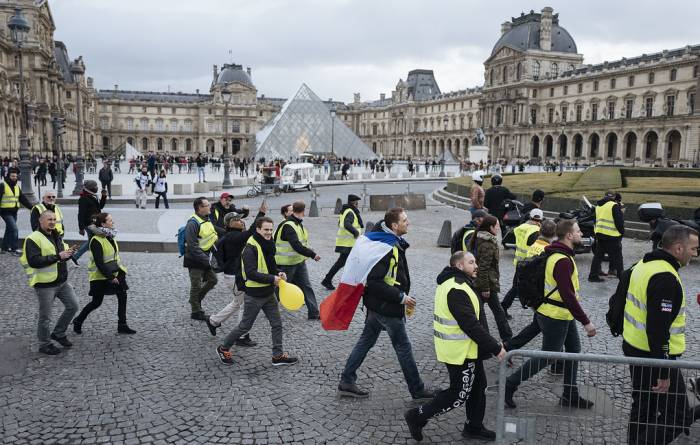 Парижская прокуратура начала следствие после нападения "желтых жилетов" на полицейских

