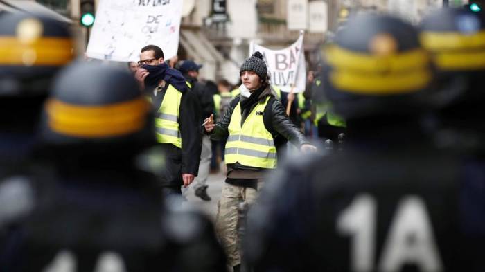 В Париже задержали 30 человек в рамках акции желтых жилетов
