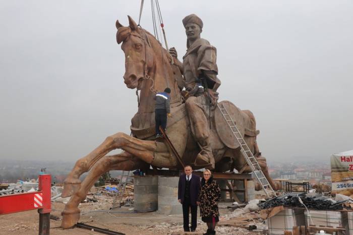 Гигантская статуя Кероглу в Турции - ФОТО
