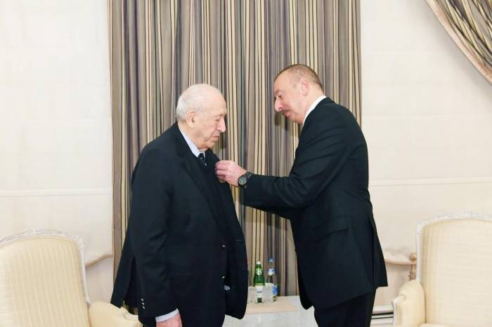 Ильхам Алиев вручил Таиру Салахову орден «Эмек» первой степени - ФОТО