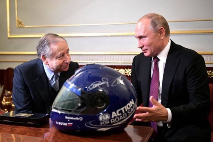 Глава ФИА подарил Путину именной гоночный шлем
