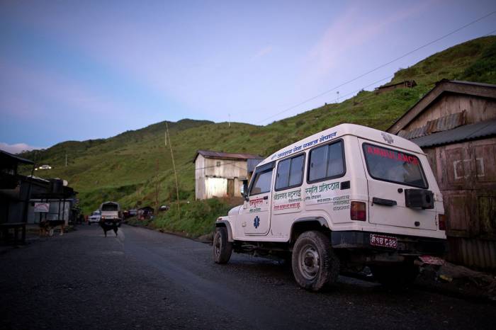 В Непале 16 человек погибли при падении автобуса в ущелье