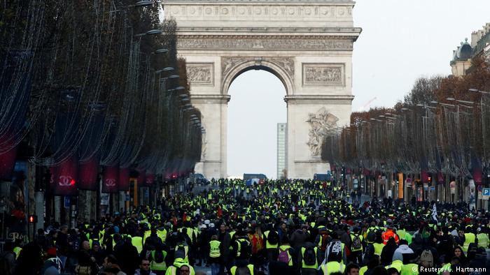 В акции «жёлтых жилетов» в Париже участвуют около 800 человек