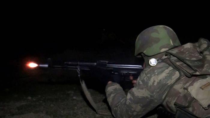 Азербайджанские солдаты провели учение с боевой стрельбой в ночное время - ВИДЕО