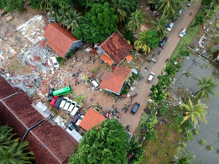 В Индонезии более 40 тысяч человек покинули дома из-за цунами

