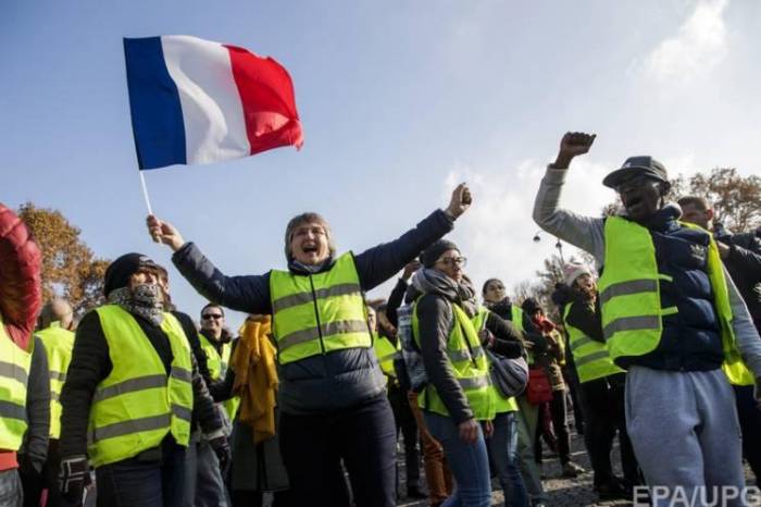 Более 100 человек пострадали в ходе протестов в Париже
