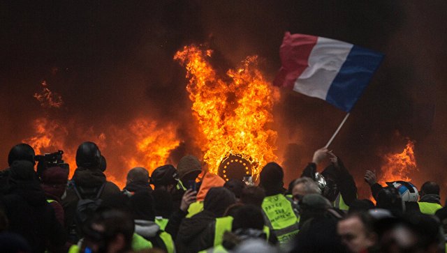 Ле Пен предложила способ прекратить протесты во Франции
