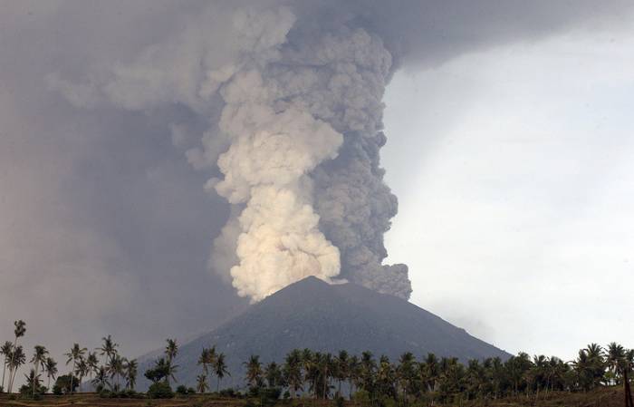 В Индонезии повысили уровень опасности из-за извержения вулкана на острове Бали
