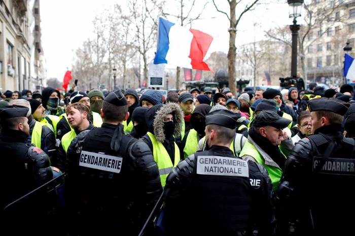 Экономика Франции замедлила рост из-за протестов "желтых жилетов"
