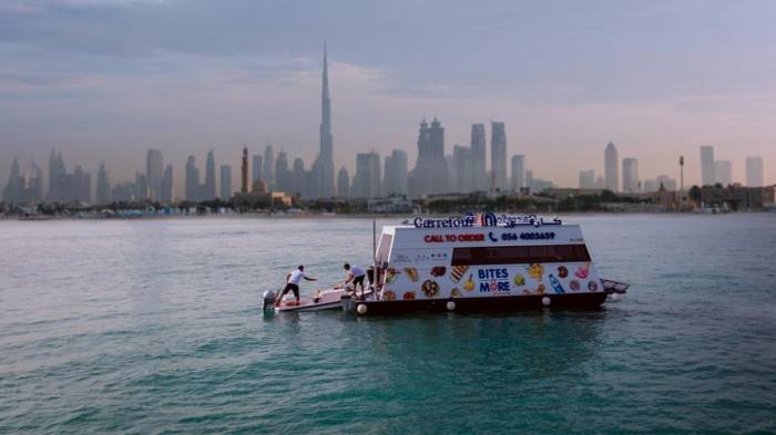 В Дубае запущен первый в мире плавучий супермаркет - ФОТО
