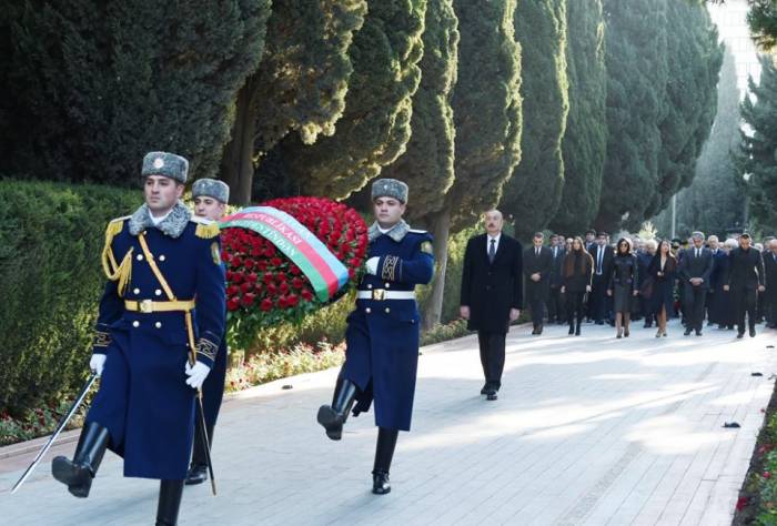 Президент посетил могилу Гейдара Алиева - ФОТО 