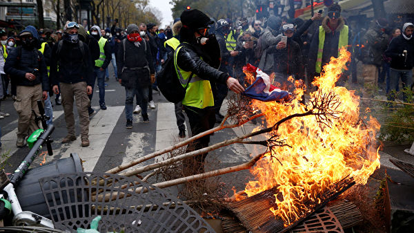 Во Франции в протестах участвуют более 30 тысяч человек
