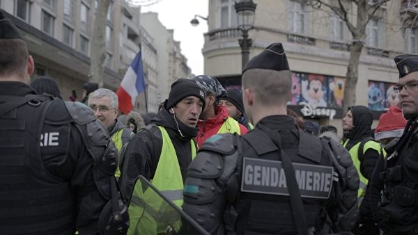 СМИ: Франция не нашла признаков причастности России к протестам в стране
