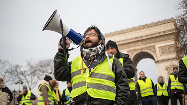 На акции "желтых жилетов" в Париже задержали почти 180 человек
