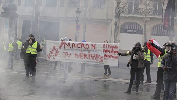 Число задержанных в ходе протестов в Париже достигло 615 человек
