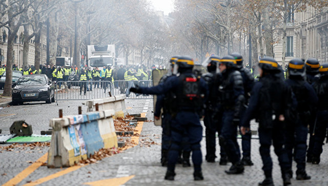 Глава МВД Франции выступит в сенате после прошедших акций протеста
