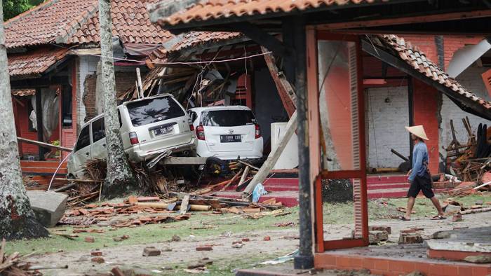 Число жертв цунами в Индонезии возросло до 281 человека
