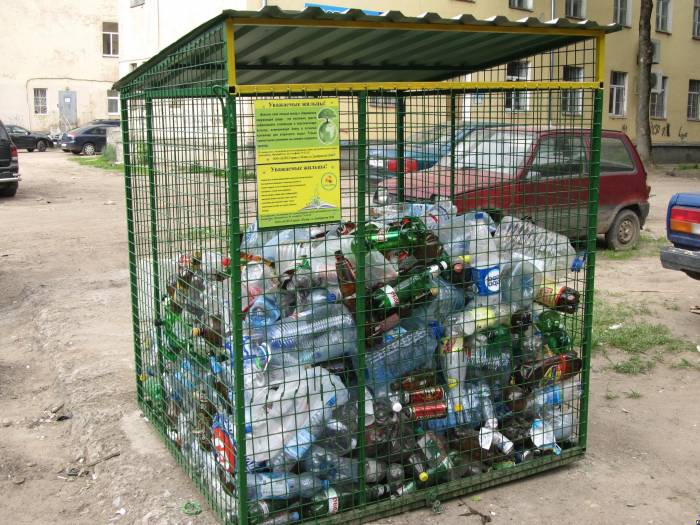 В Баку для сбора пластиковых отходов размещены 9 контейнеров
