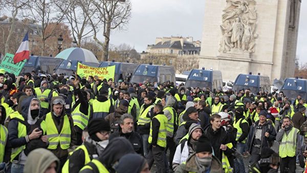 Эксперт: Париж не будет нагнетать антироссийские настроения из-за протестов
