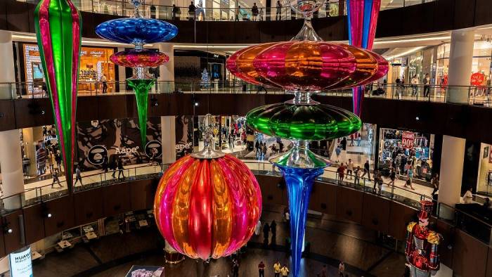В Дубае установили крупнейший в мире новогодний шар
