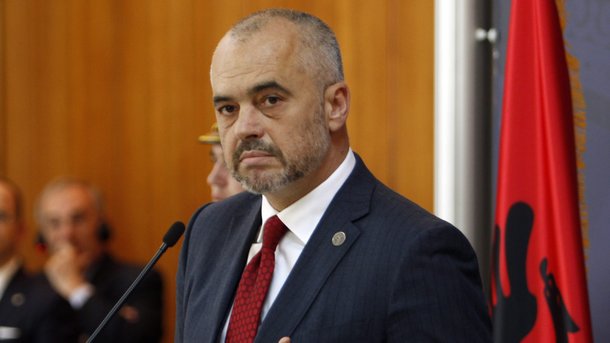 Премьера Албании забросали яйцами в парламенте
