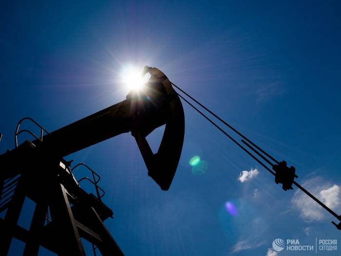 Цена на нефть марки Brent опустилась ниже 54 долларов за баррель
