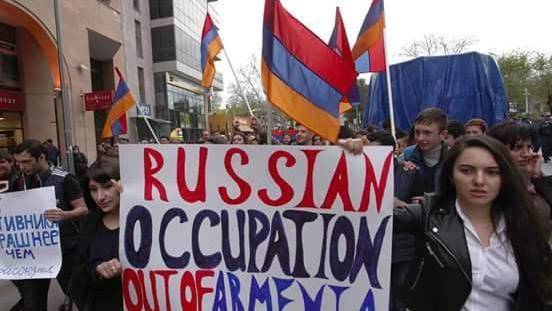 Армяне вышли к посольству России с оскорбительными лозунгами
