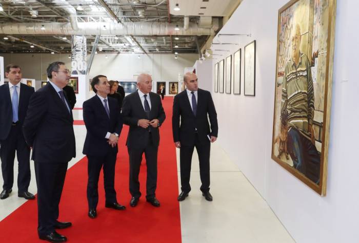 Новруз Мамедов ознакомился с выставкой, посвященной 90-летнему юбилею народного художника Таира Салахова