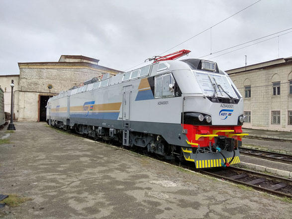 В Азербайджан доставлен первый грузовой локомотив для БТК
